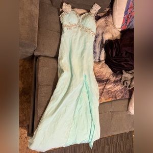 No stains perfect condition had tag but daughter tore it off by accident